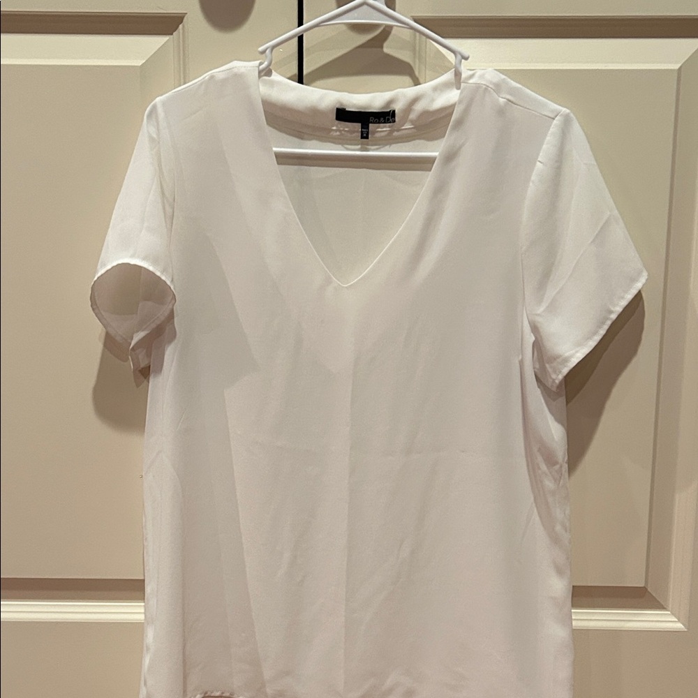 3/$30 SALE!! Ro & De - Elegant White V-Neck Women's Top